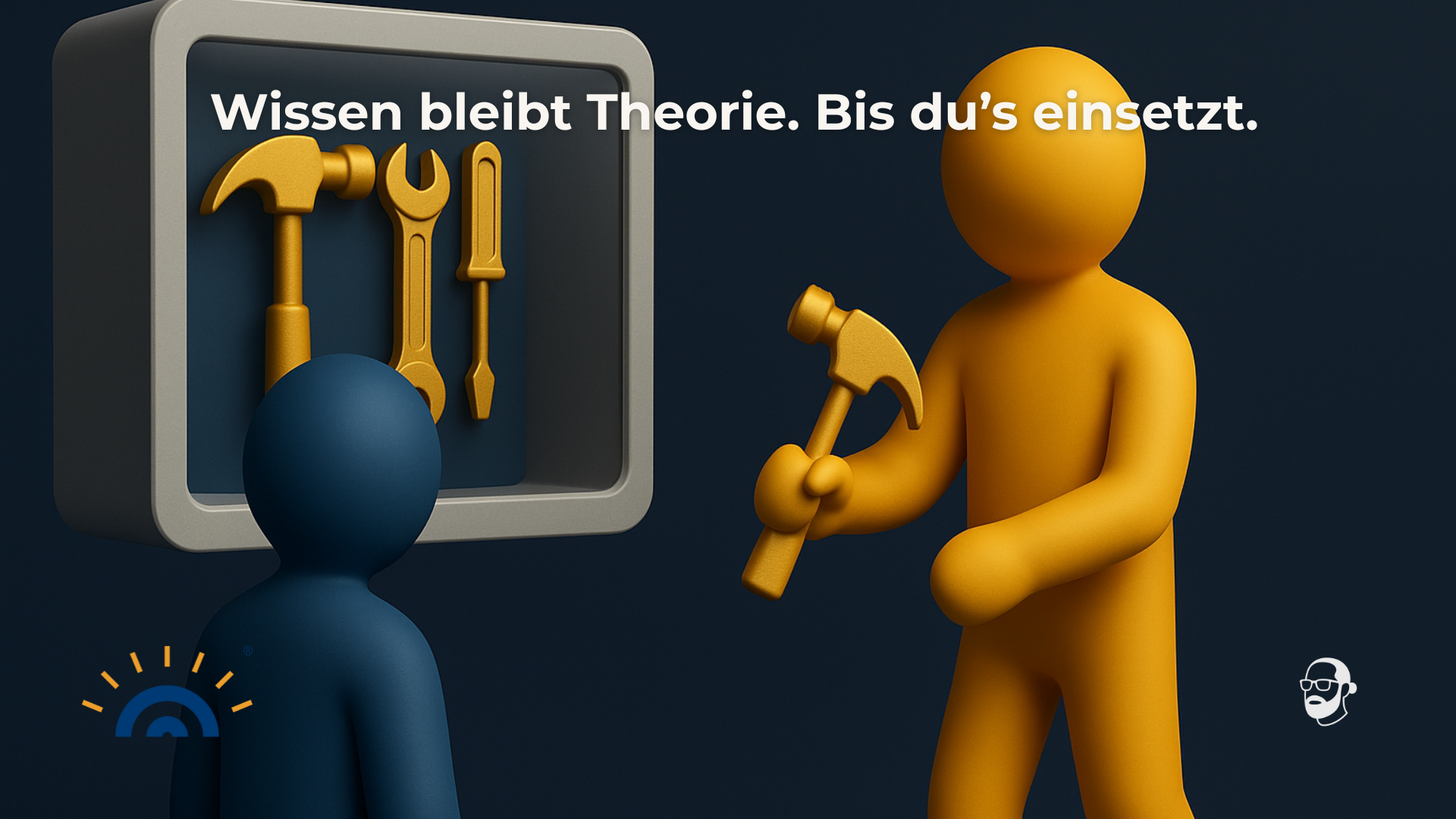 Eine blaue Figur steht vor einem Schaukasten mit goldenem Werkzeug, während eine goldene Figur daneben steht und einen Hammer in der Hand hält. Text im Bild: ‚Wissen bleibt Theorie. Bis du’s einsetzt.‘ Symbolbild für den Unterschied zwischen Wissensanhäufung und praktischer Anwendung.