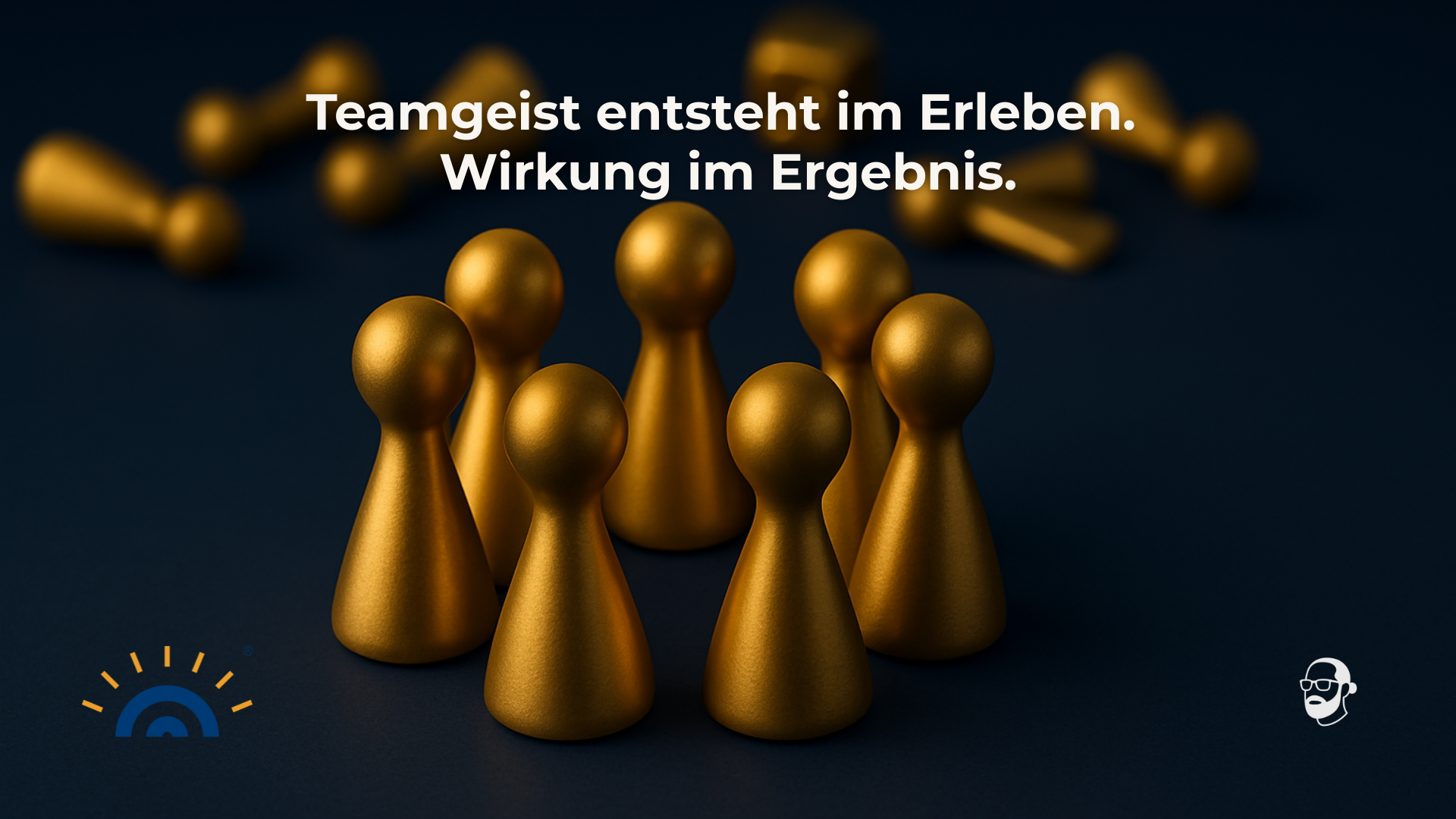 Visual mit dunkelblauem Hintergrund: Acht goldene Spielfiguren stehen im Kreis zusammen. Sie wirken verbunden und fokussiert. Im Hintergrund liegen weitere Spielsteine. Text im Bild: ‚Teamgeist entsteht im Erleben. Wirkung im Ergebnis.‘ Symbolbild für gemeinsames Arbeiten und nachhaltige Ergebnisse.