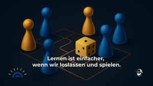 Visual mit sechs Spielfiguren (drei goldene, drei blaue) und einem goldenen Würfel auf einem stilisierten Spielfeld vor dunkelblauem Hintergrund. Darauf steht der Text: „Lernen ist einfacher, wenn wir loslassen und spielen.“ Links unten das Logo von Augner Seminare, rechts unten Signet im Porträtstil.