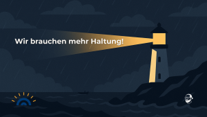 Ein stilisierter Leuchtturm steht auf einer felsigen Küste bei Nacht und Regen. Der Himmel ist wolkenverhangen, das Meer bewegt. Der Leuchtturm strahlt warmes Licht auf ein kleines Boot in der Ferne. Oben im Bild steht der Text: „Wir brauchen mehr Haltung!“. Unten links ist das Logo von Augner Seminare zu sehen, unten rechts das markante Signet mit Brille und Bart. Das Motiv steht sinnbildlich für Orientierung, Klarheit und innere Stärke in herausfordernden Zeiten.