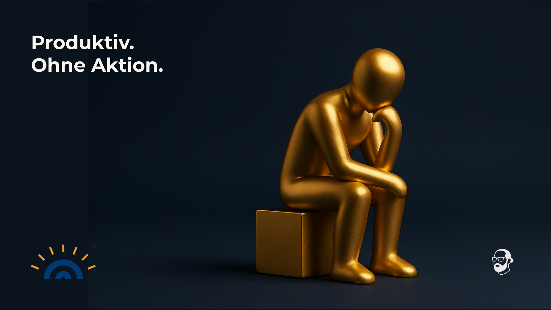 Visual mit dunkelblauem Hintergrund. Eine goldene, abstrakte Figur sitzt nachdenklich auf einem Würfel, den Kopf auf die Hand gestützt. Oben links steht der Text „Produktiv. Ohne Aktion.“