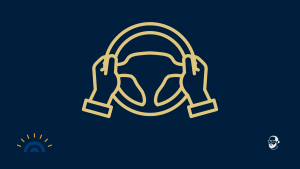Grafik eines goldenen Lenkrads, das von zwei Händen gehalten wird, auf dunkelblauem Hintergrund. Das Symbol steht für Kontrolle und Steuerung. Links unten befindet sich das Logo Augner Seminare, rechts unten das Signet Michael Augner.